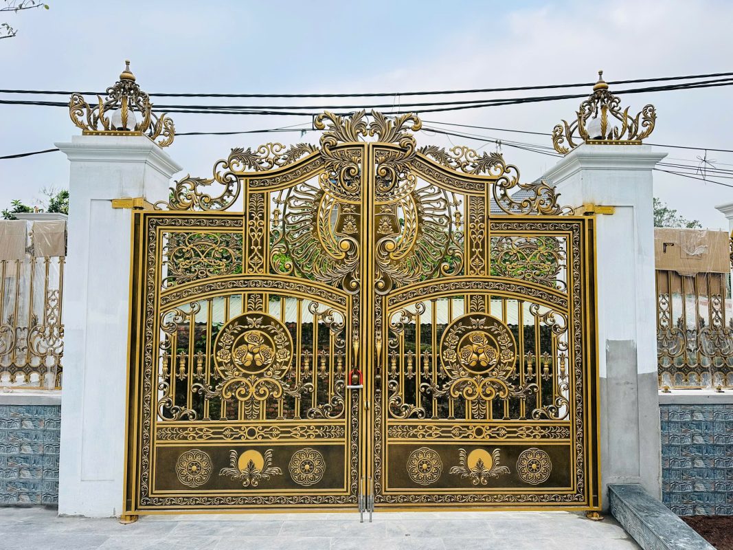 Đằng sau mỗi bộ cổng nhôm đúc cao cấp đẹp mắt mà khách hàng nhìn thấy là một hành trình tỉ mỉ
