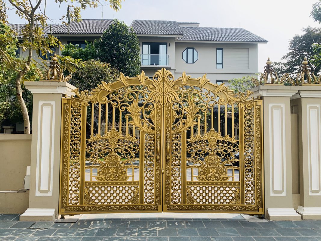 Cổng Nhôm Đúc Thoáng Hoa Lá Tây – Sang Trọng 