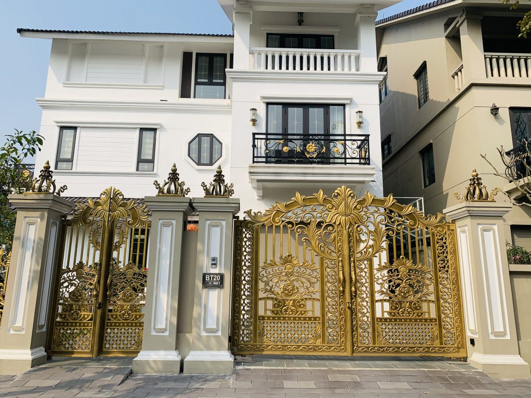 Cổng Nhôm Đúc Thoáng Hoa Lá Tây – Sang Trọng 
